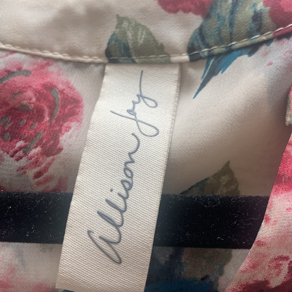 Evereve blouse in a beautiful floral pattern.  Semi-Sheer - Picture 8 of 9